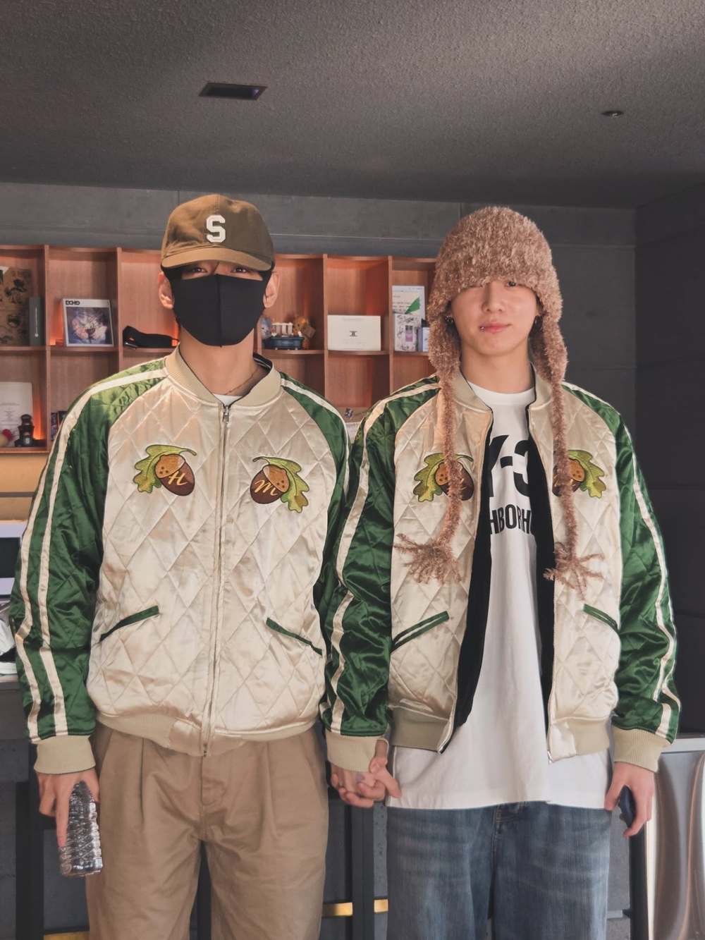 노란 수영복에 섹시한 몸매 어필하는 존예 처자