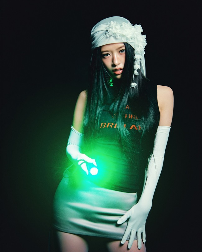 노란 수영복에 섹시한 몸매 어필하는 존예 처자