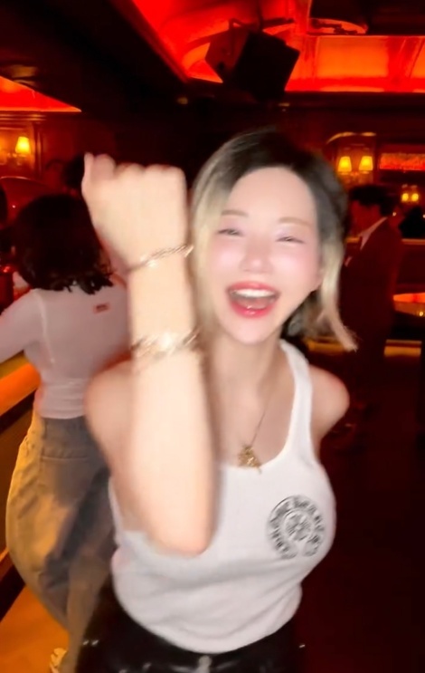 노란 수영복에 섹시한 몸매 어필하는 존예 처자