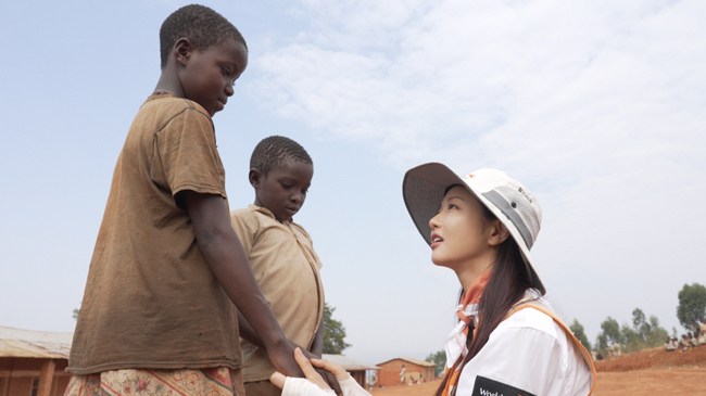 노란 수영복에 섹시한 몸매 어필하는 존예 처자