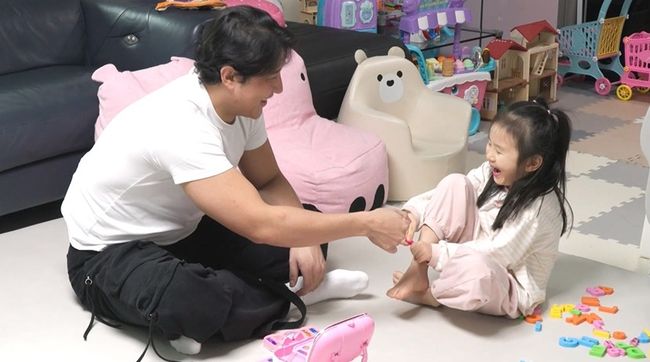 노란 수영복에 섹시한 몸매 어필하는 존예 처자