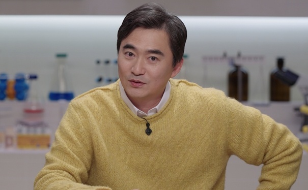 노란 수영복에 섹시한 몸매 어필하는 존예 처자