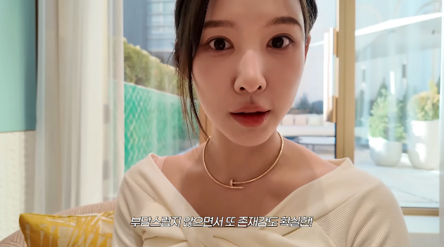 노란 수영복에 섹시한 몸매 어필하는 존예 처자