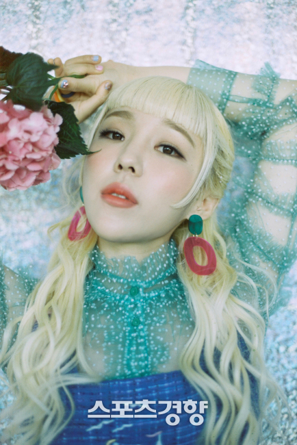 노란 수영복에 섹시한 몸매 어필하는 존예 처자