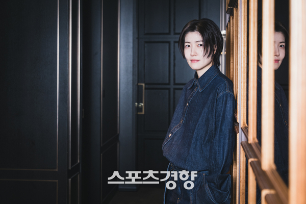 노란 수영복에 섹시한 몸매 어필하는 존예 처자