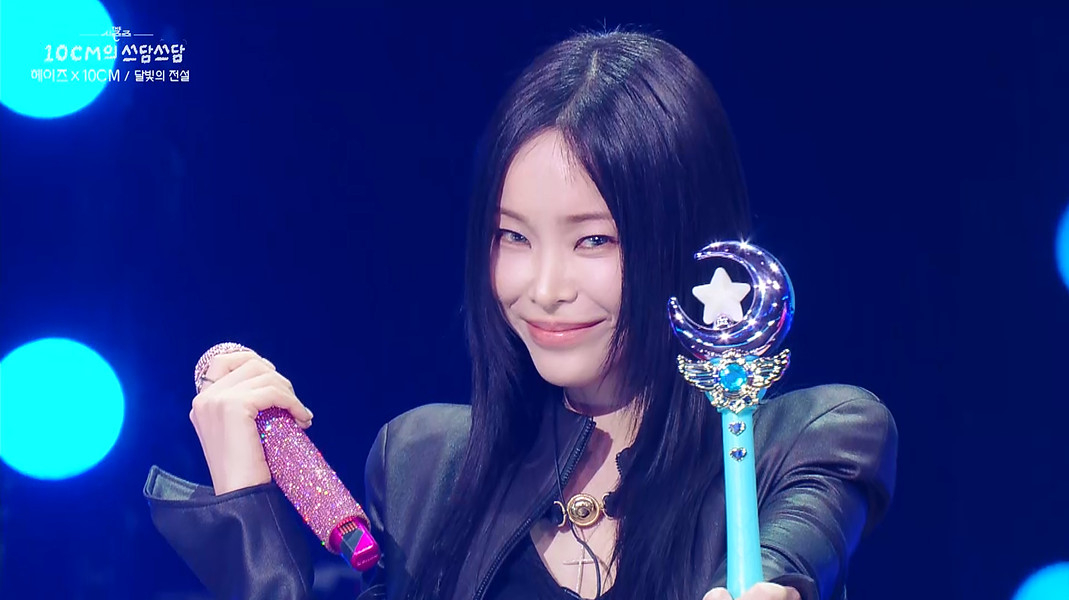 노란 수영복에 섹시한 몸매 어필하는 존예 처자