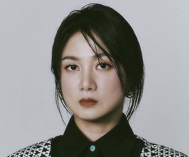 노란 수영복에 섹시한 몸매 어필하는 존예 처자