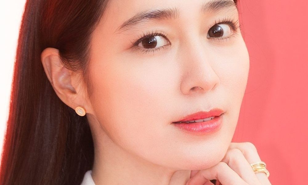 노란 수영복에 섹시한 몸매 어필하는 존예 처자