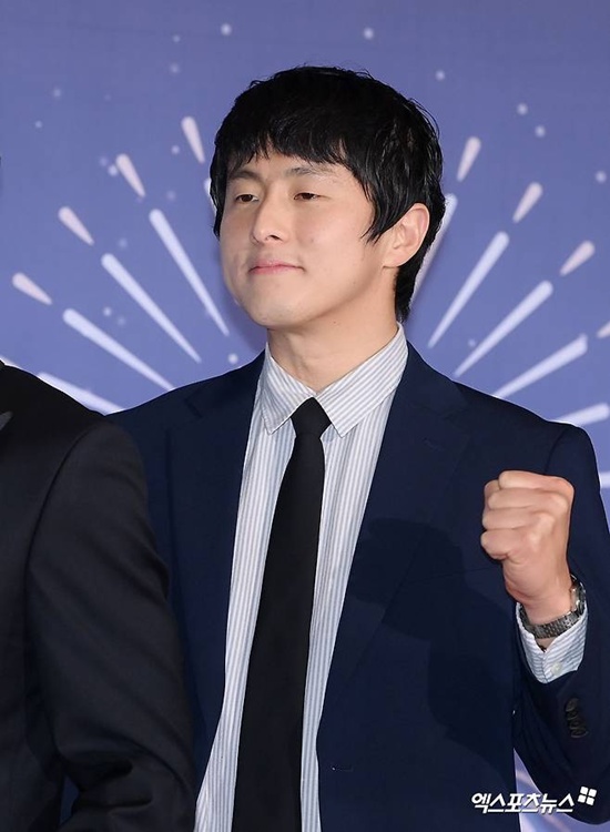 노란 수영복에 섹시한 몸매 어필하는 존예 처자