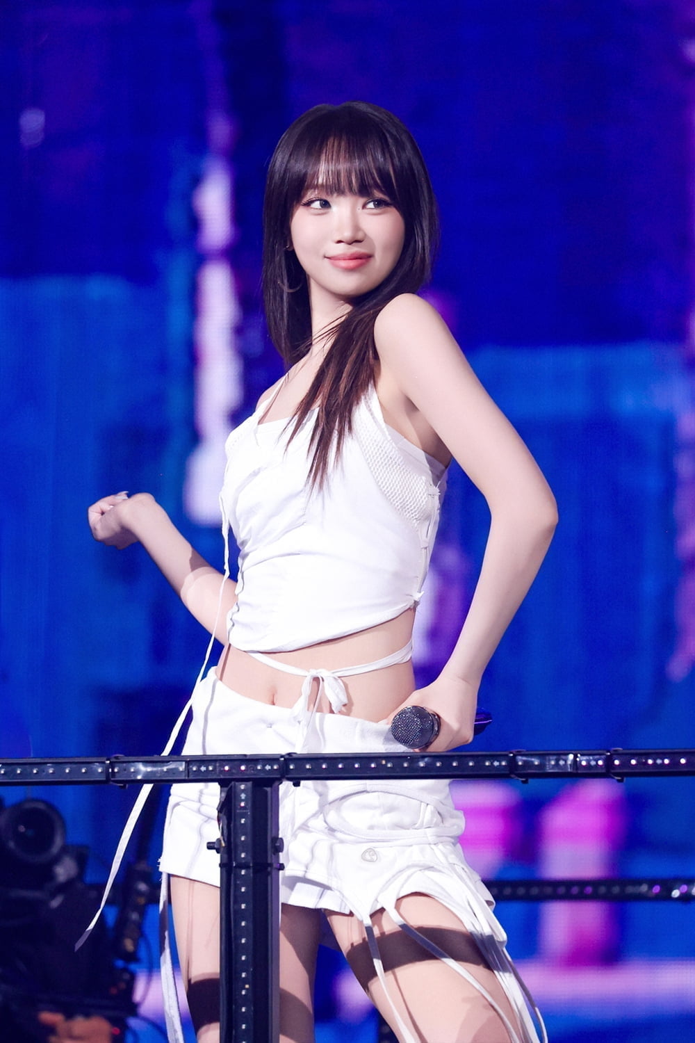 노란 수영복에 섹시한 몸매 어필하는 존예 처자