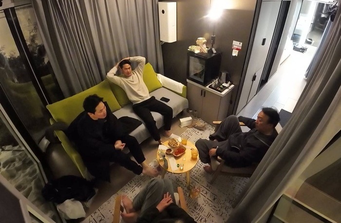 노란 수영복에 섹시한 몸매 어필하는 존예 처자