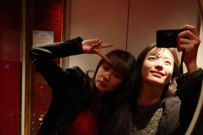 노란 수영복에 섹시한 몸매 어필하는 존예 처자