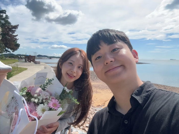 노란 수영복에 섹시한 몸매 어필하는 존예 처자