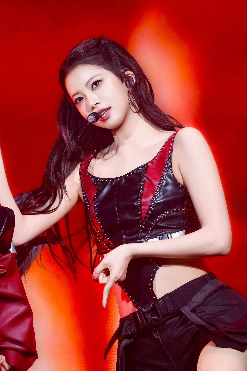 노란 수영복에 섹시한 몸매 어필하는 존예 처자