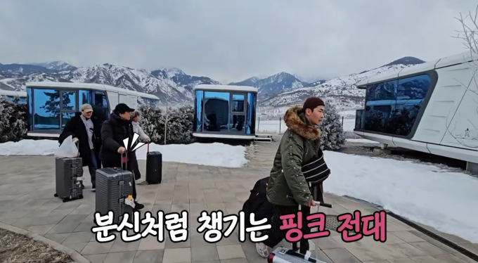 노란 수영복에 섹시한 몸매 어필하는 존예 처자