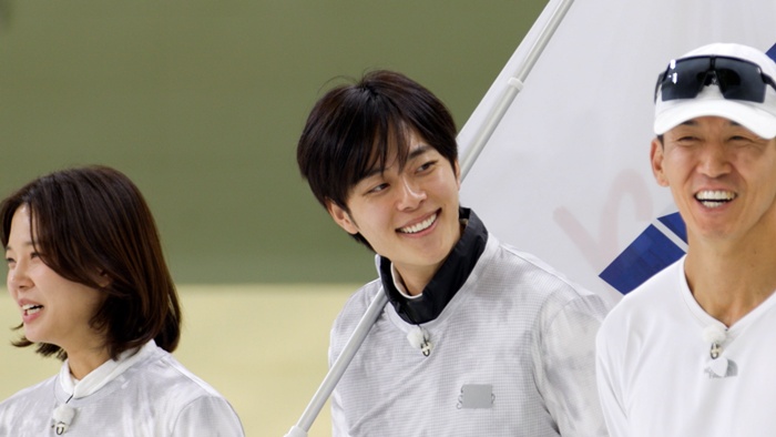 노란 수영복에 섹시한 몸매 어필하는 존예 처자