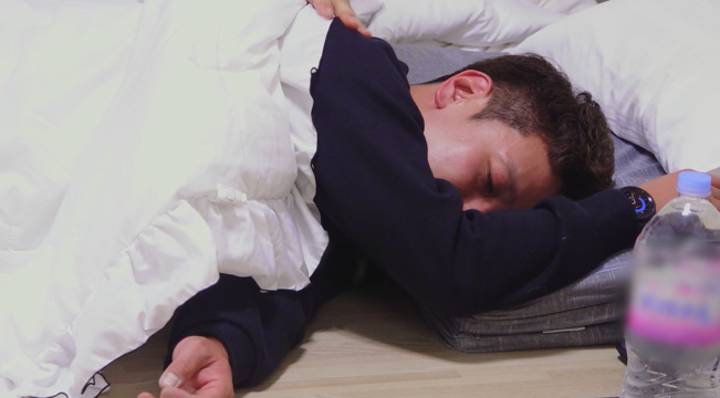 노란 수영복에 섹시한 몸매 어필하는 존예 처자