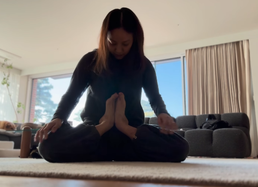 노란 수영복에 섹시한 몸매 어필하는 존예 처자