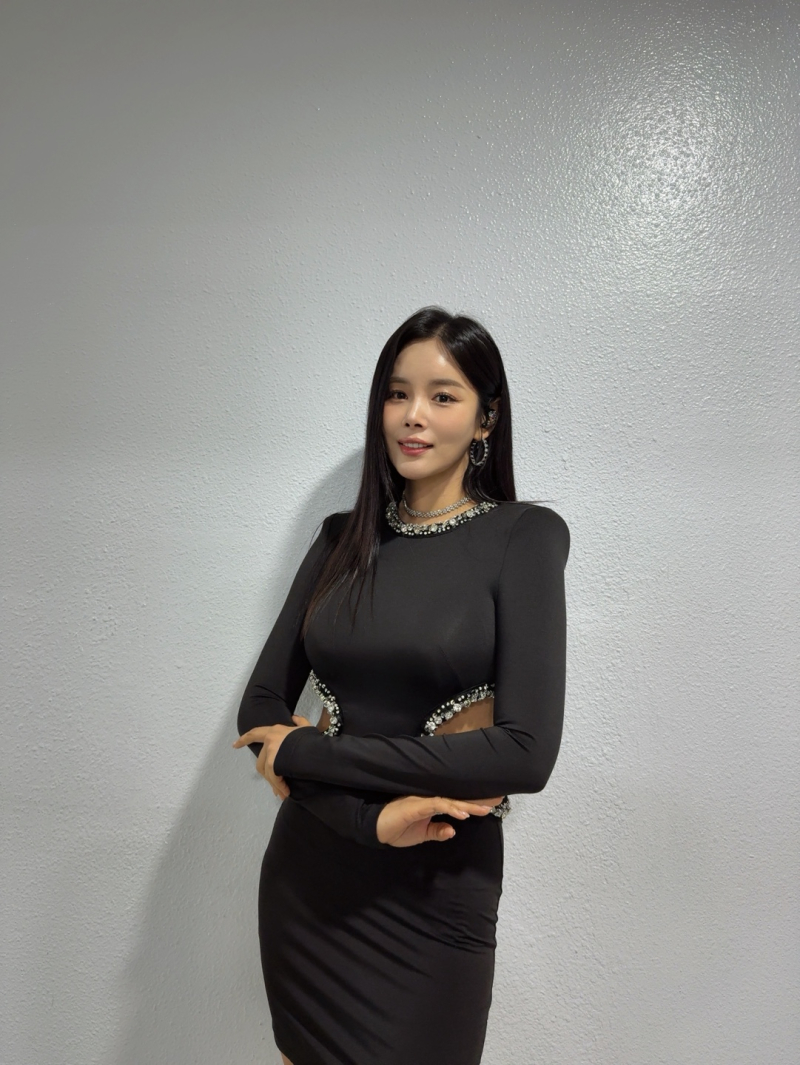 노란 수영복에 섹시한 몸매 어필하는 존예 처자