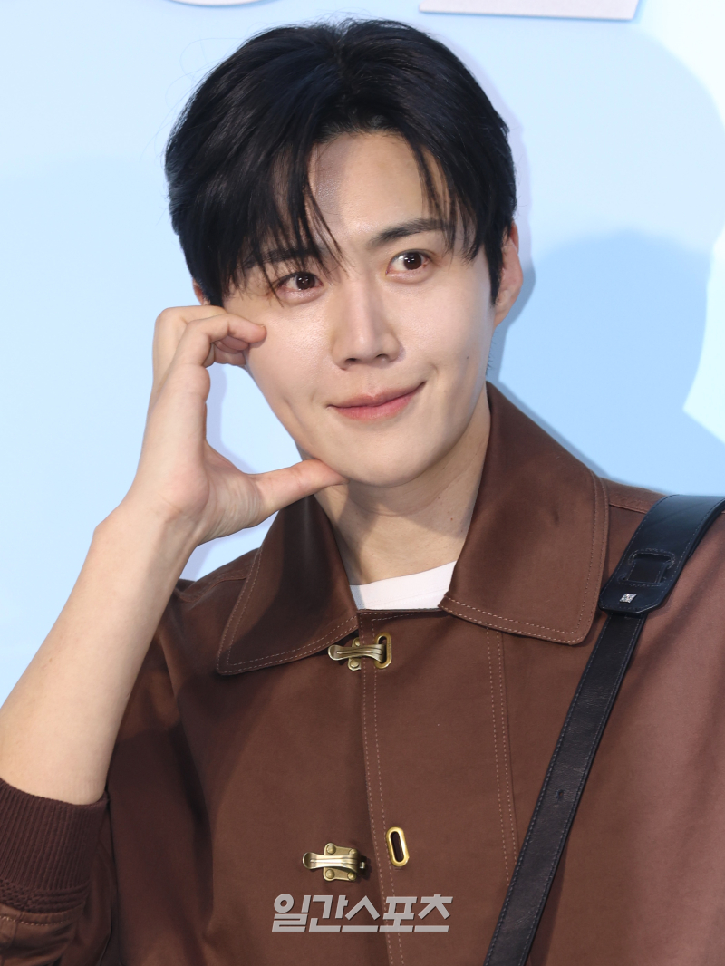 노란 수영복에 섹시한 몸매 어필하는 존예 처자