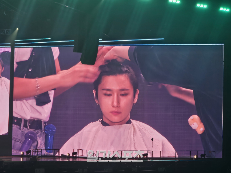 노란 수영복에 섹시한 몸매 어필하는 존예 처자