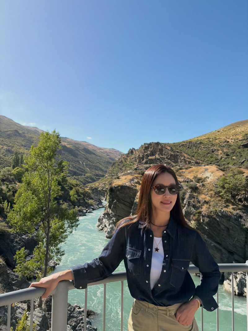 노란 수영복에 섹시한 몸매 어필하는 존예 처자