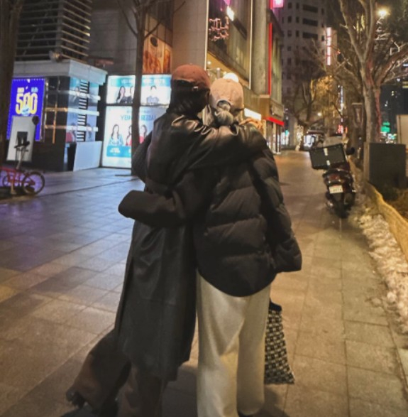 노란 수영복에 섹시한 몸매 어필하는 존예 처자