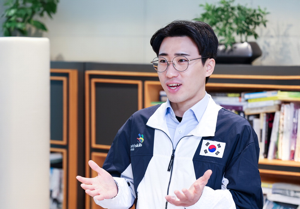 노란 수영복에 섹시한 몸매 어필하는 존예 처자