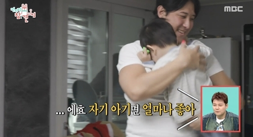 노란 수영복에 섹시한 몸매 어필하는 존예 처자