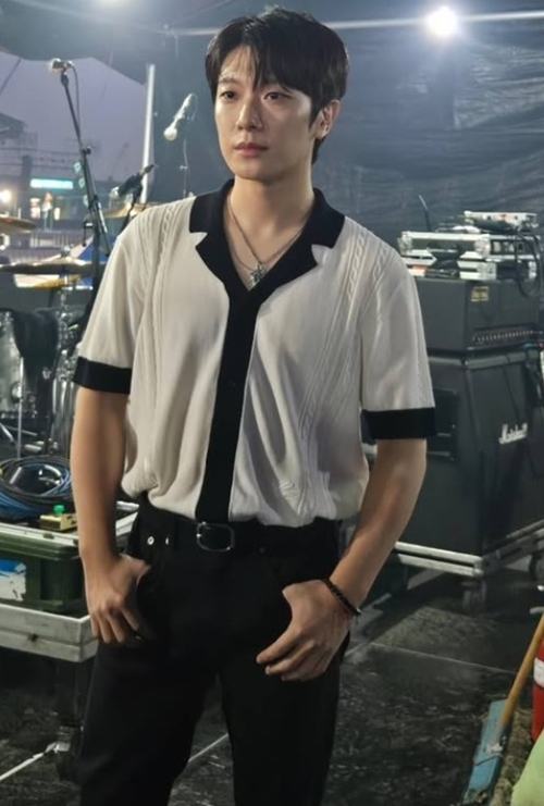 노란 수영복에 섹시한 몸매 어필하는 존예 처자