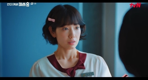 노란 수영복에 섹시한 몸매 어필하는 존예 처자