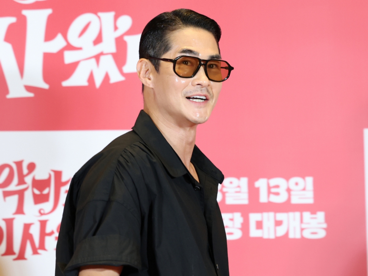 노란 수영복에 섹시한 몸매 어필하는 존예 처자