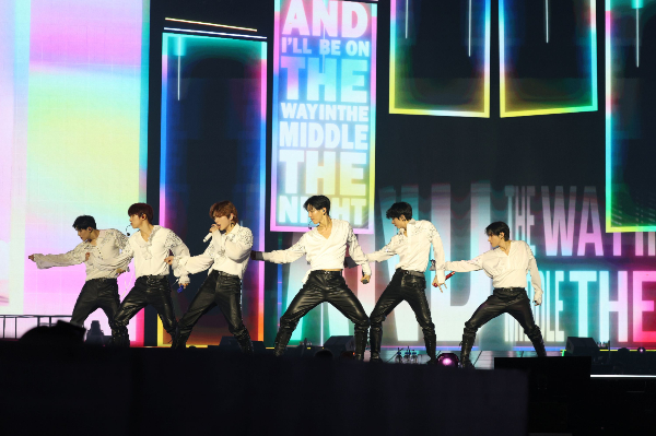 노란 수영복에 섹시한 몸매 어필하는 존예 처자