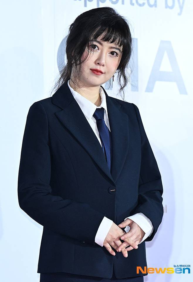 노란 수영복에 섹시한 몸매 어필하는 존예 처자