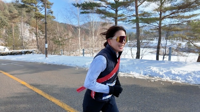 노란 수영복에 섹시한 몸매 어필하는 존예 처자