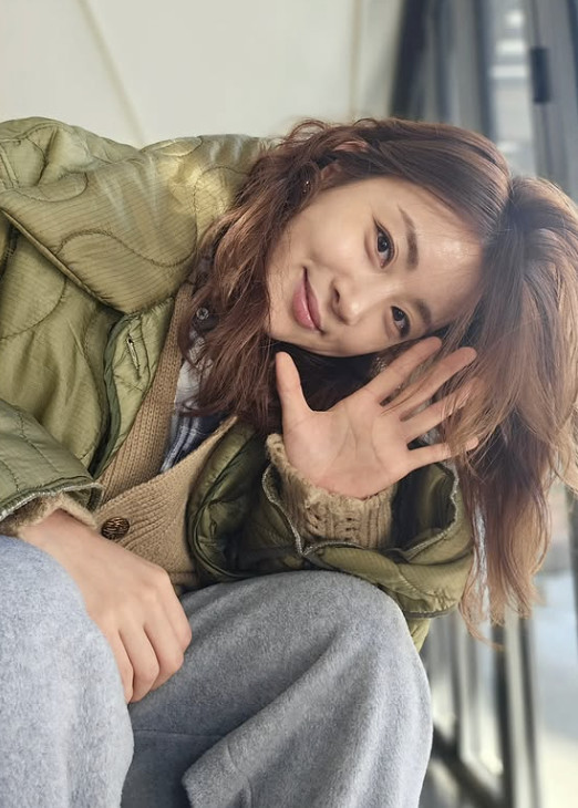 노란 수영복에 섹시한 몸매 어필하는 존예 처자