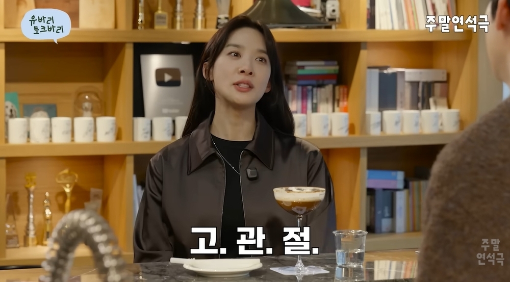 노란 수영복에 섹시한 몸매 어필하는 존예 처자