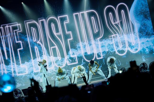 노란 수영복에 섹시한 몸매 어필하는 존예 처자