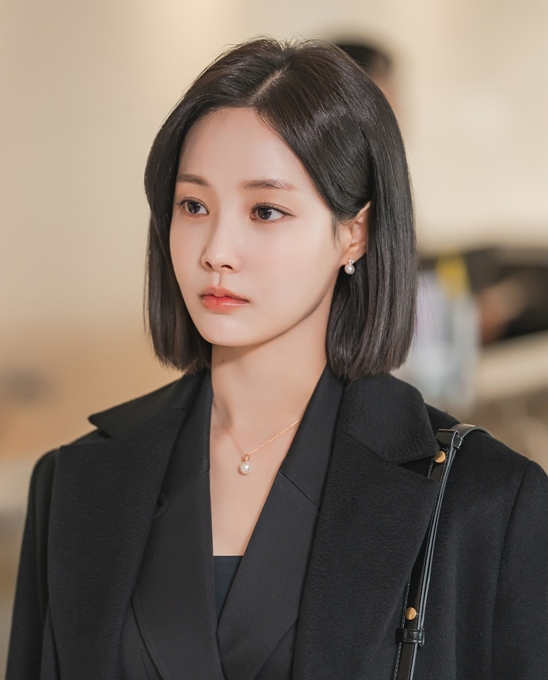 노란 수영복에 섹시한 몸매 어필하는 존예 처자