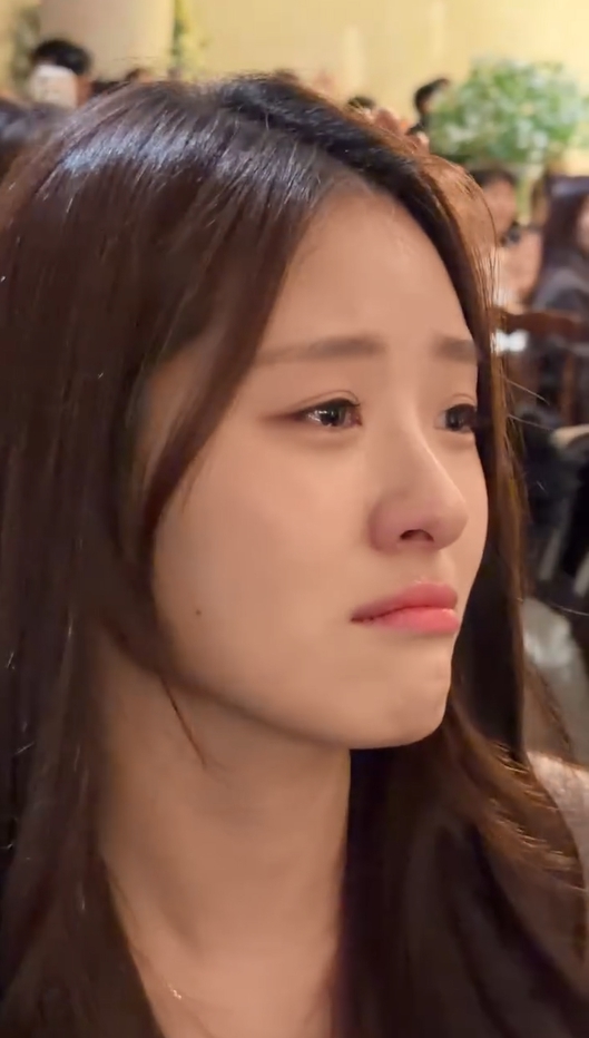 노란 수영복에 섹시한 몸매 어필하는 존예 처자