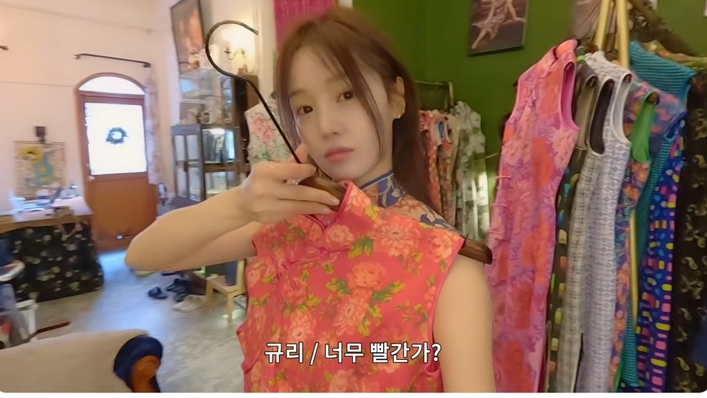 노란 수영복에 섹시한 몸매 어필하는 존예 처자