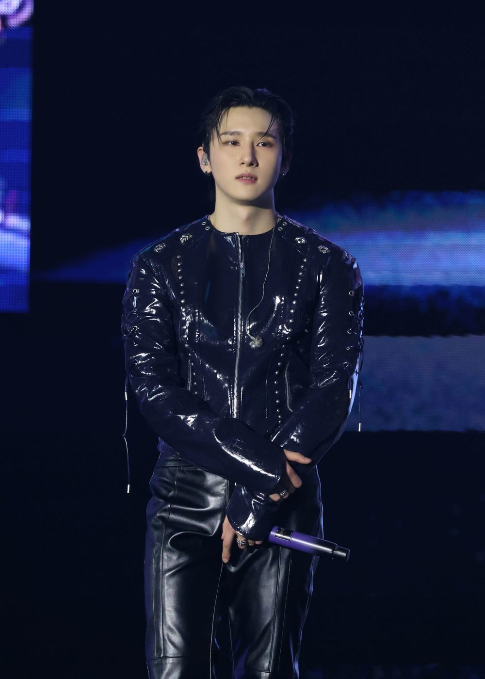 노란 수영복에 섹시한 몸매 어필하는 존예 처자