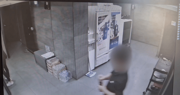 가짜 양주를 섞은 이른바 ‘후카시 양주’를 정품처럼 보이도록 병뚜껑을 손으로 감싸 쥐고 서빙하는 모습. 부산지검 제공
