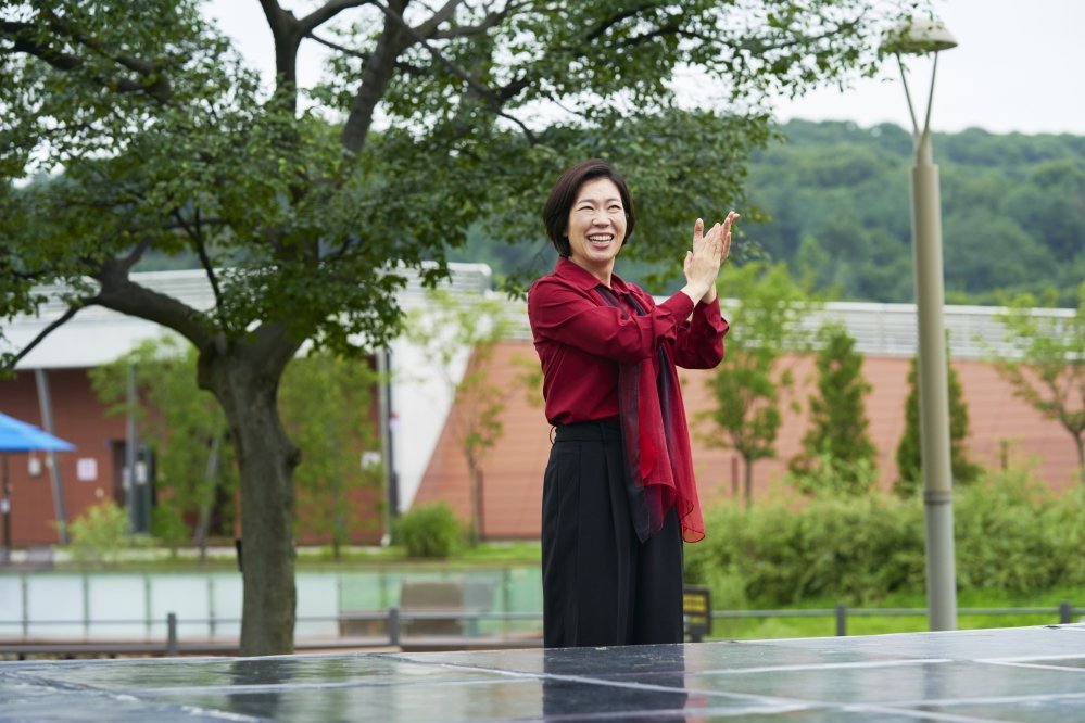 노란 수영복에 섹시한 몸매 어필하는 존예 처자