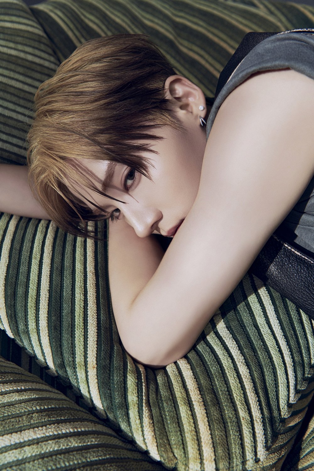 노란 수영복에 섹시한 몸매 어필하는 존예 처자