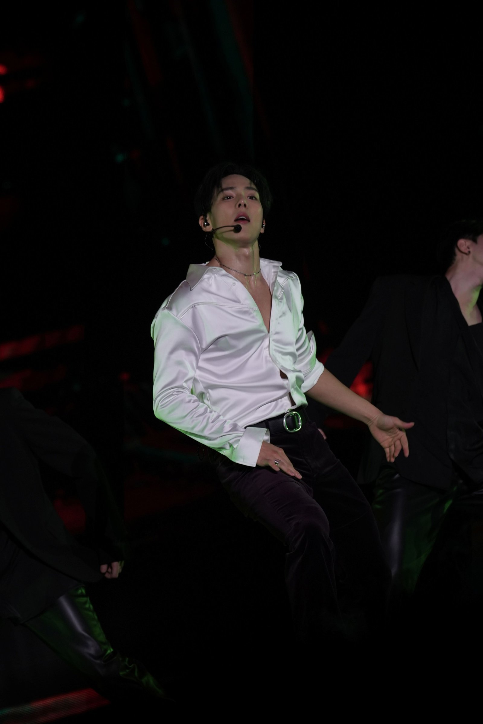 노란 수영복에 섹시한 몸매 어필하는 존예 처자