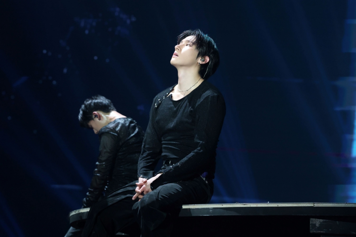 노란 수영복에 섹시한 몸매 어필하는 존예 처자