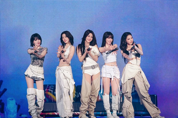 노란 수영복에 섹시한 몸매 어필하는 존예 처자