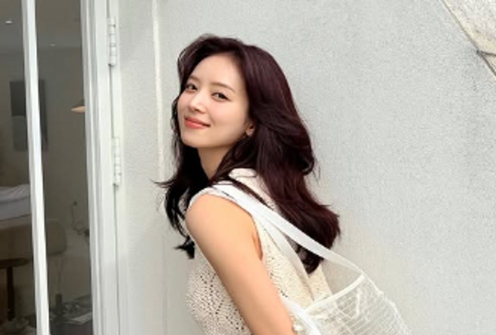 노란 수영복에 섹시한 몸매 어필하는 존예 처자