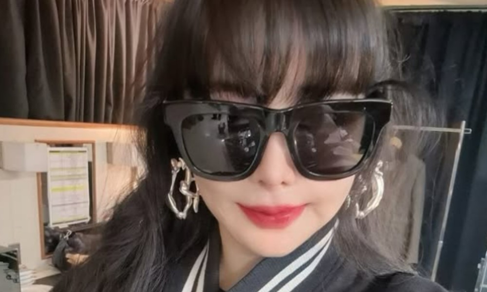 노란 수영복에 섹시한 몸매 어필하는 존예 처자